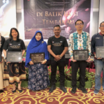 Para pemateri dan Ketua AJI Pontianak berfoto bersama usai penyerahan sertifikat dalam diskusi Dampak Konsumsi Rokok