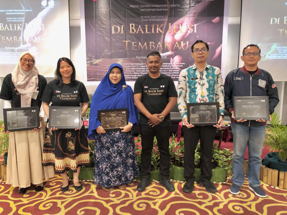 Para pemateri dan Ketua AJI Pontianak berfoto bersama usai penyerahan sertifikat dalam diskusi Dampak Konsumsi Rokok