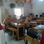 Mahasiswa Kebidanan UM Surabaya mengedukasi edukasi PHBS siswa di SD Bahreisy melalui penyuluhan kesehatan