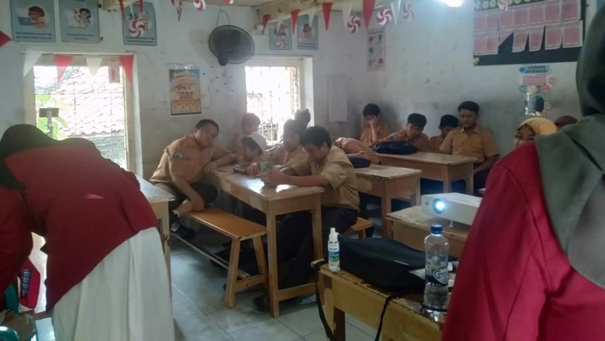 Mahasiswa Kebidanan UM Surabaya mengedukasi edukasi PHBS siswa di SD Bahreisy melalui penyuluhan kesehatan